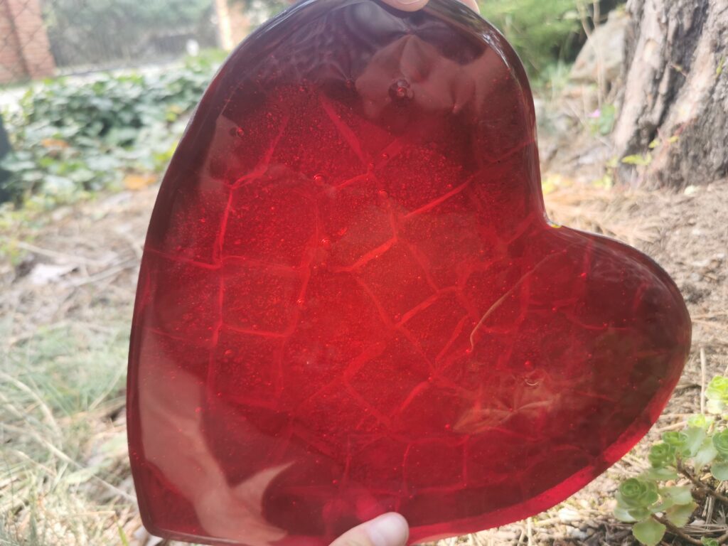 Szklane czerwone serce z "wewnętrznymi pęknięciami"