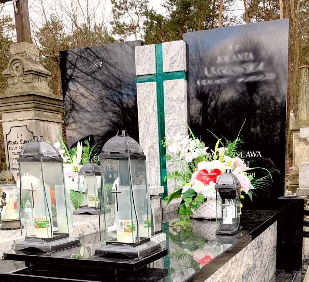 Szklany krzyż ze szkła barwionego w masie, transparentnego w kolorze morskim