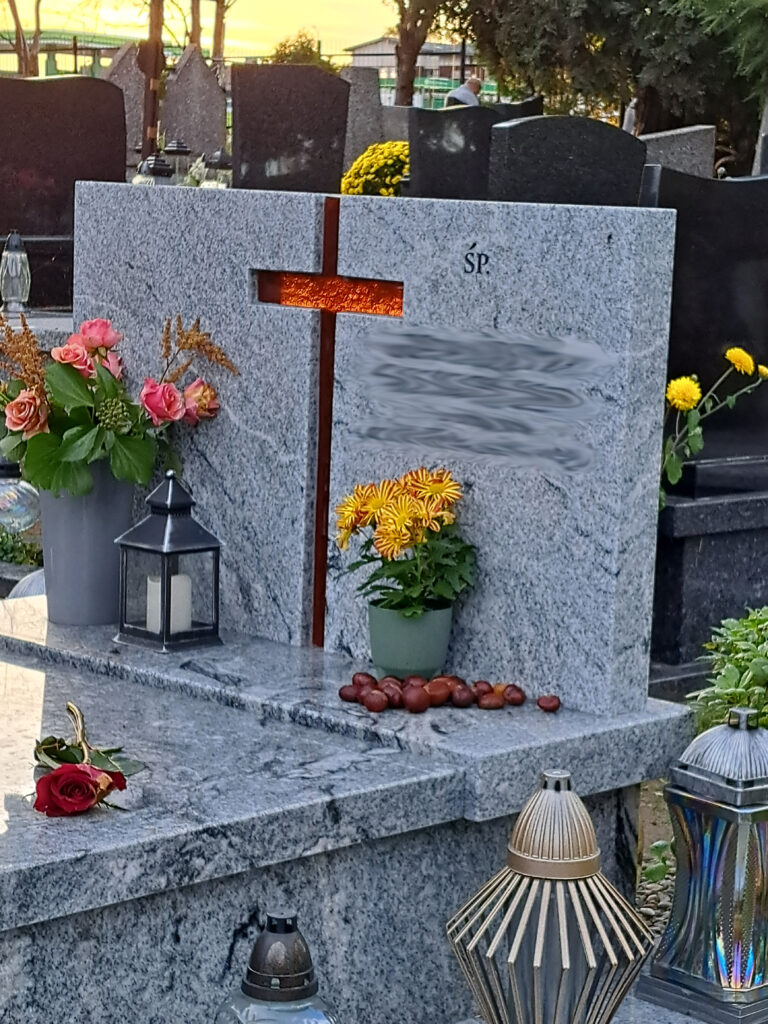 Szklany krzyż obsadzony w kamieniu