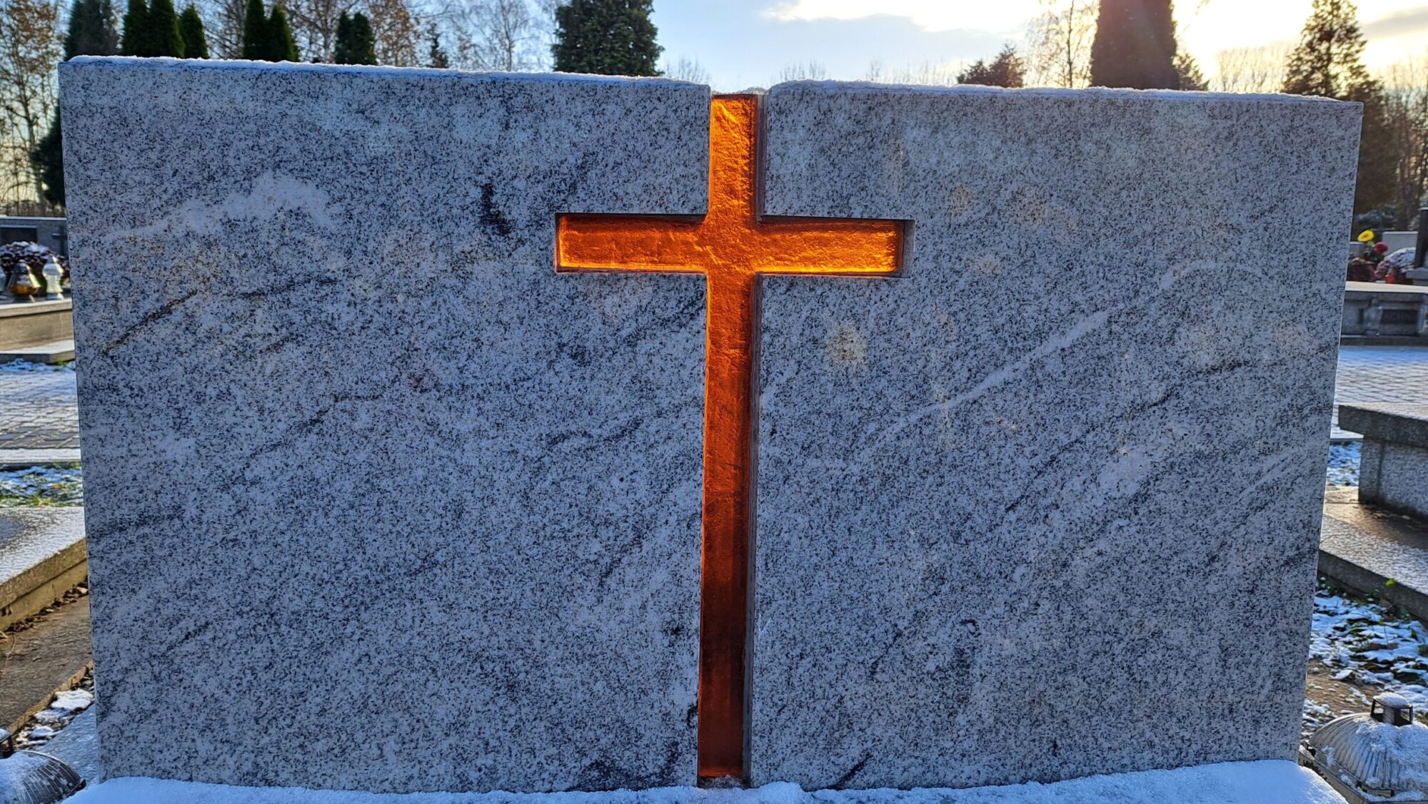 szklany krzyż odlany ze szkła w kolorze miodowym.